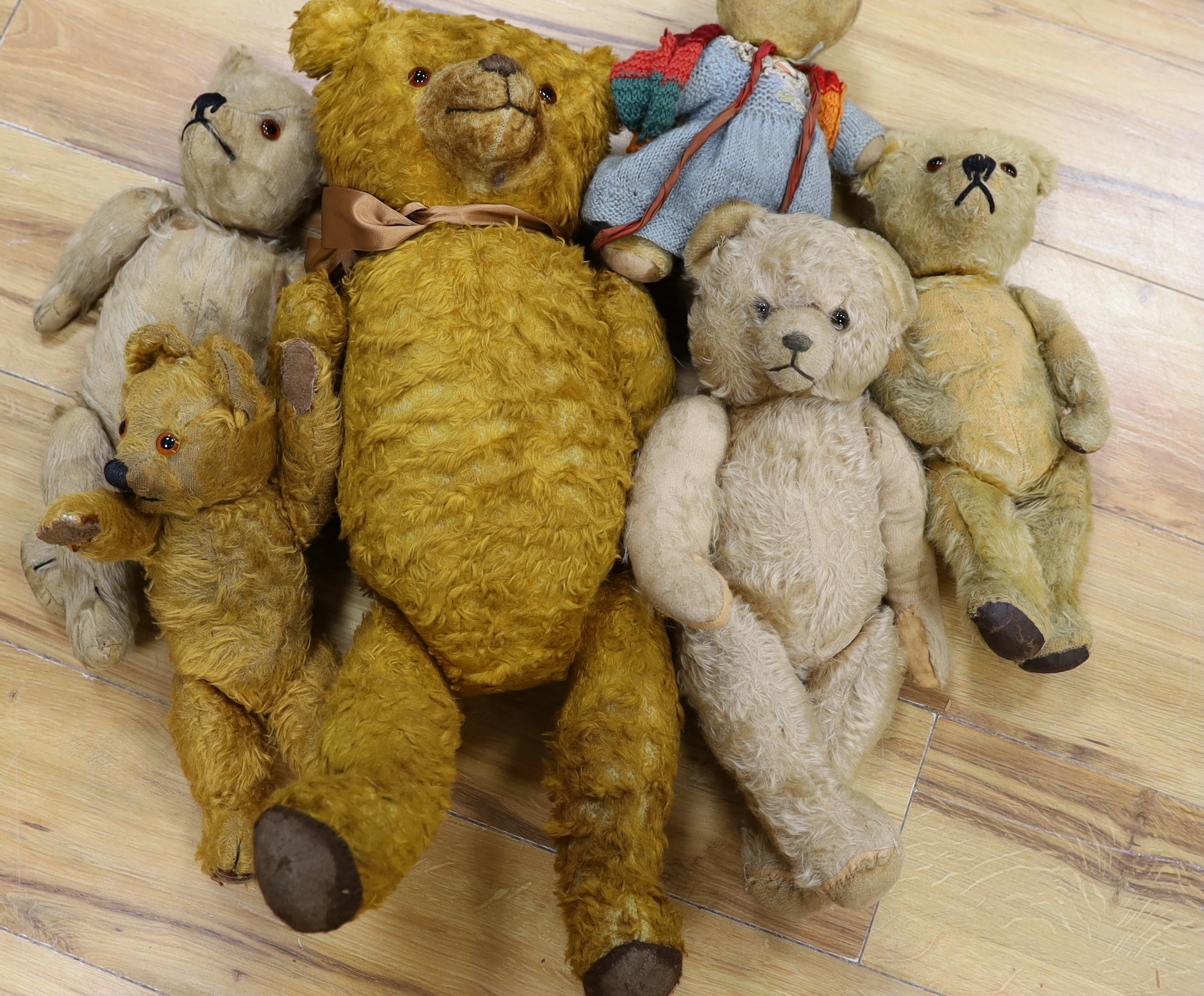 Six bears including one German cotton plush, all for restoration (6)